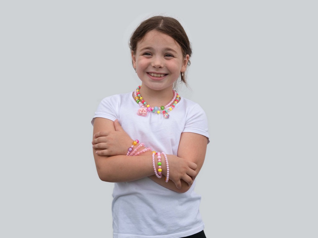 la-bambina-indossa-molte-perline-colorate-e-braccialetti-realizzati-dalle-sue-stesse-mani